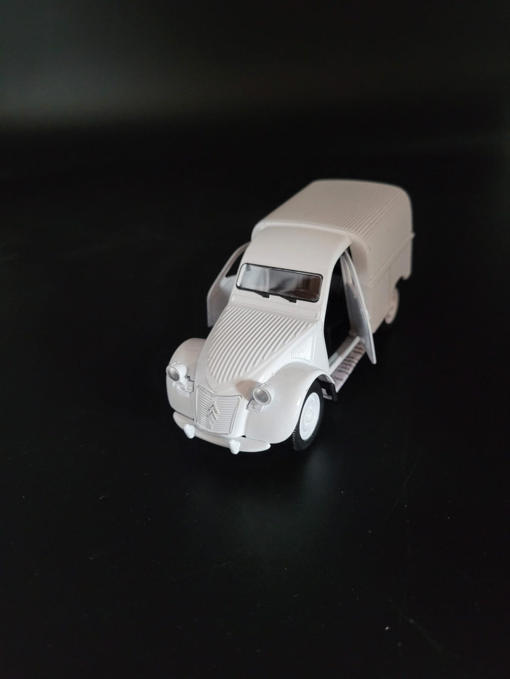 Modellauto Citroen 2 CV - Fourgonette weiß geschlossen (aus Metall mit Friktionsmotor) 1:36