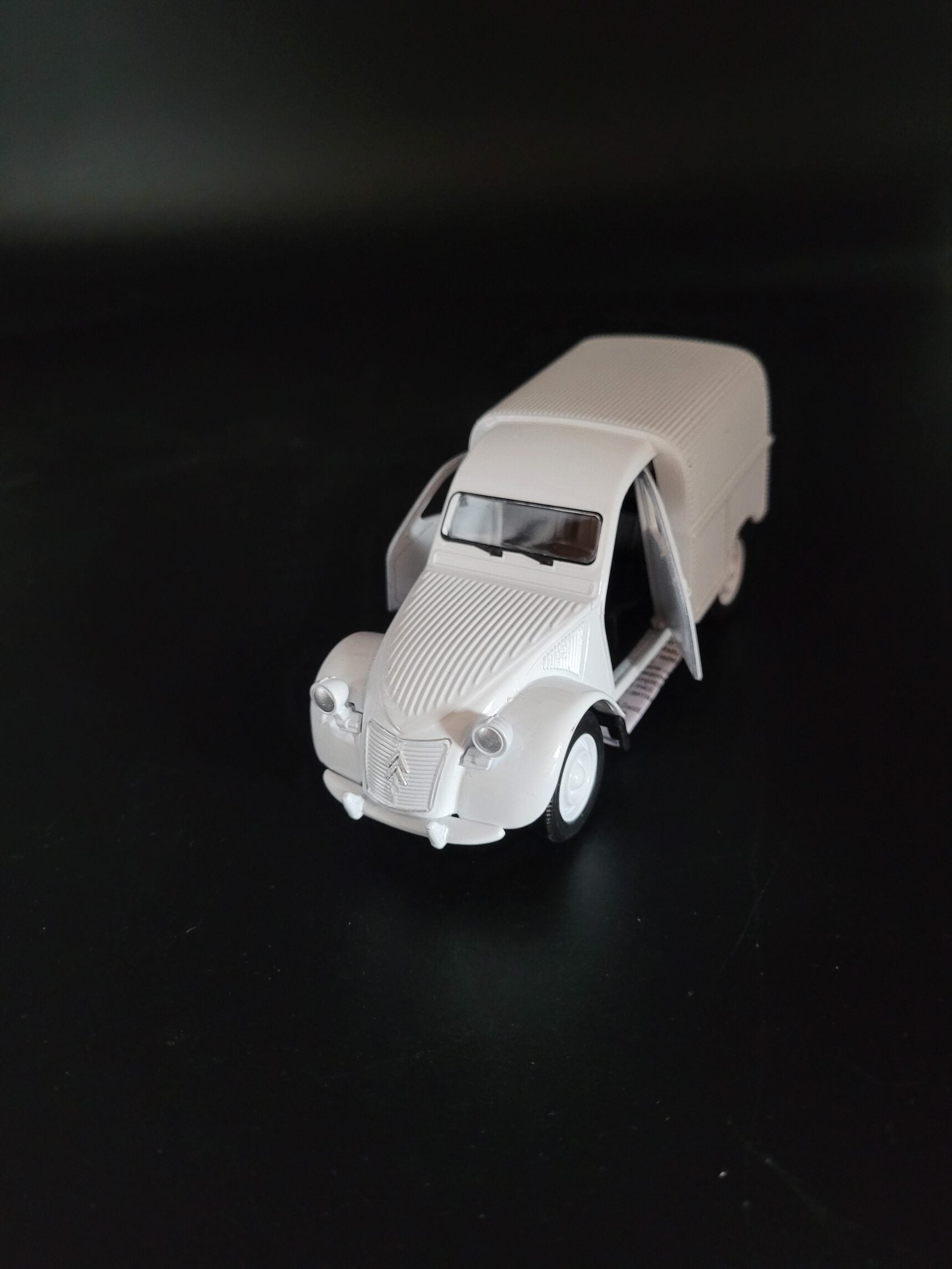 Modellauto Citroen 2 CV - Fourgonette weiß geschlossen (aus Metall mit Friktionsmotor) 1:36