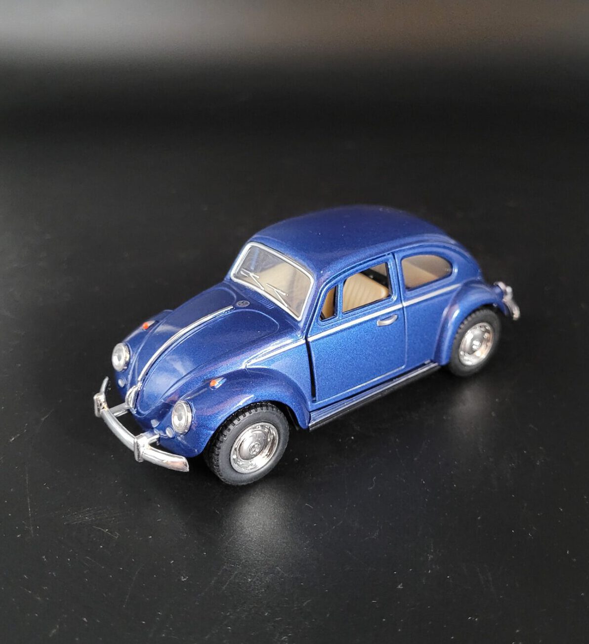 Modellauto VW Volkswagen - Classical Beetle 1967 - graublau (aus Metall mit Friktionsmotor) 1:32