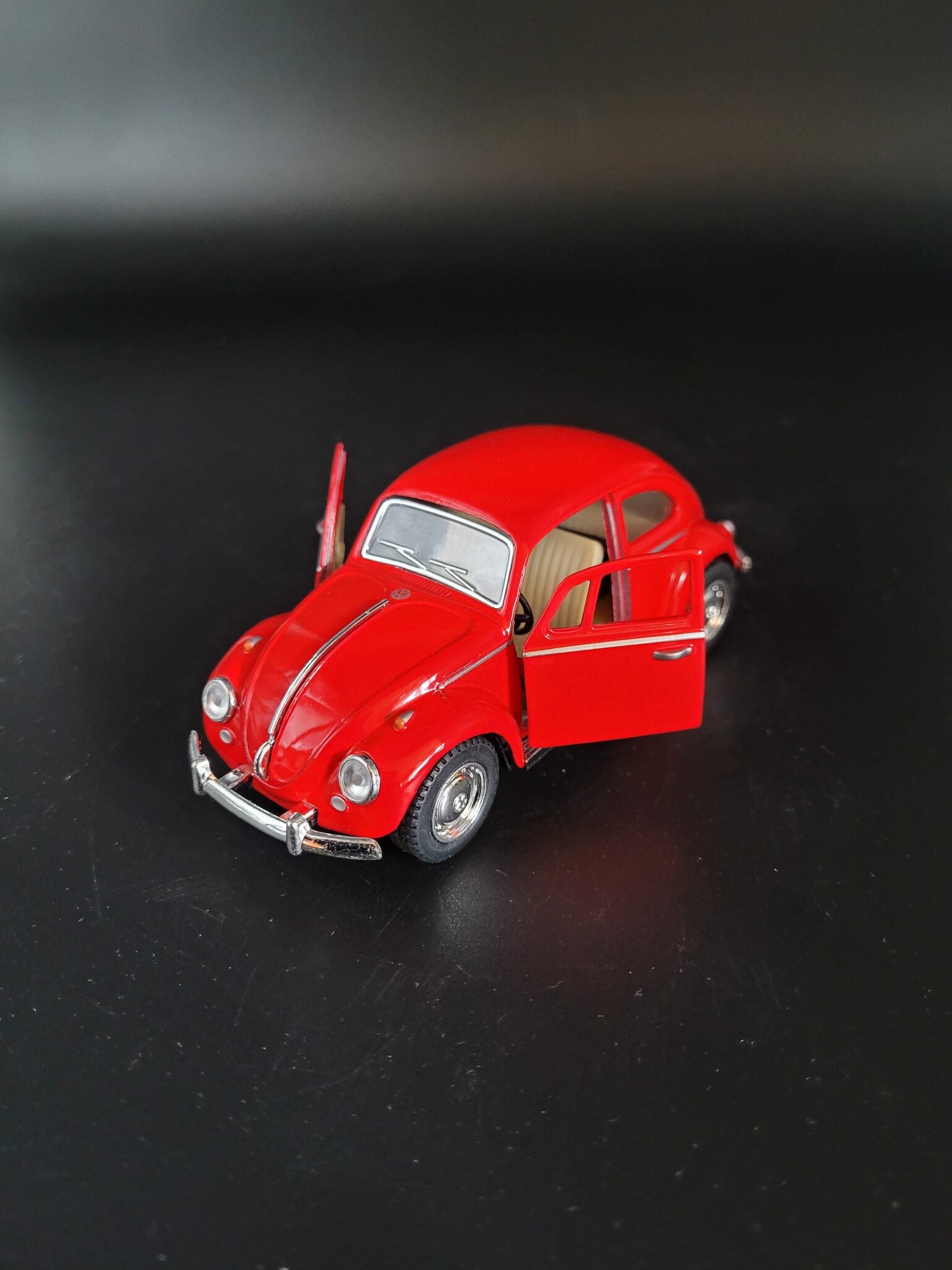 Modellauto VW Volkswagen - Classical Beetle 1967 - rot (aus Metall mit Friktionsmotor) 1:32