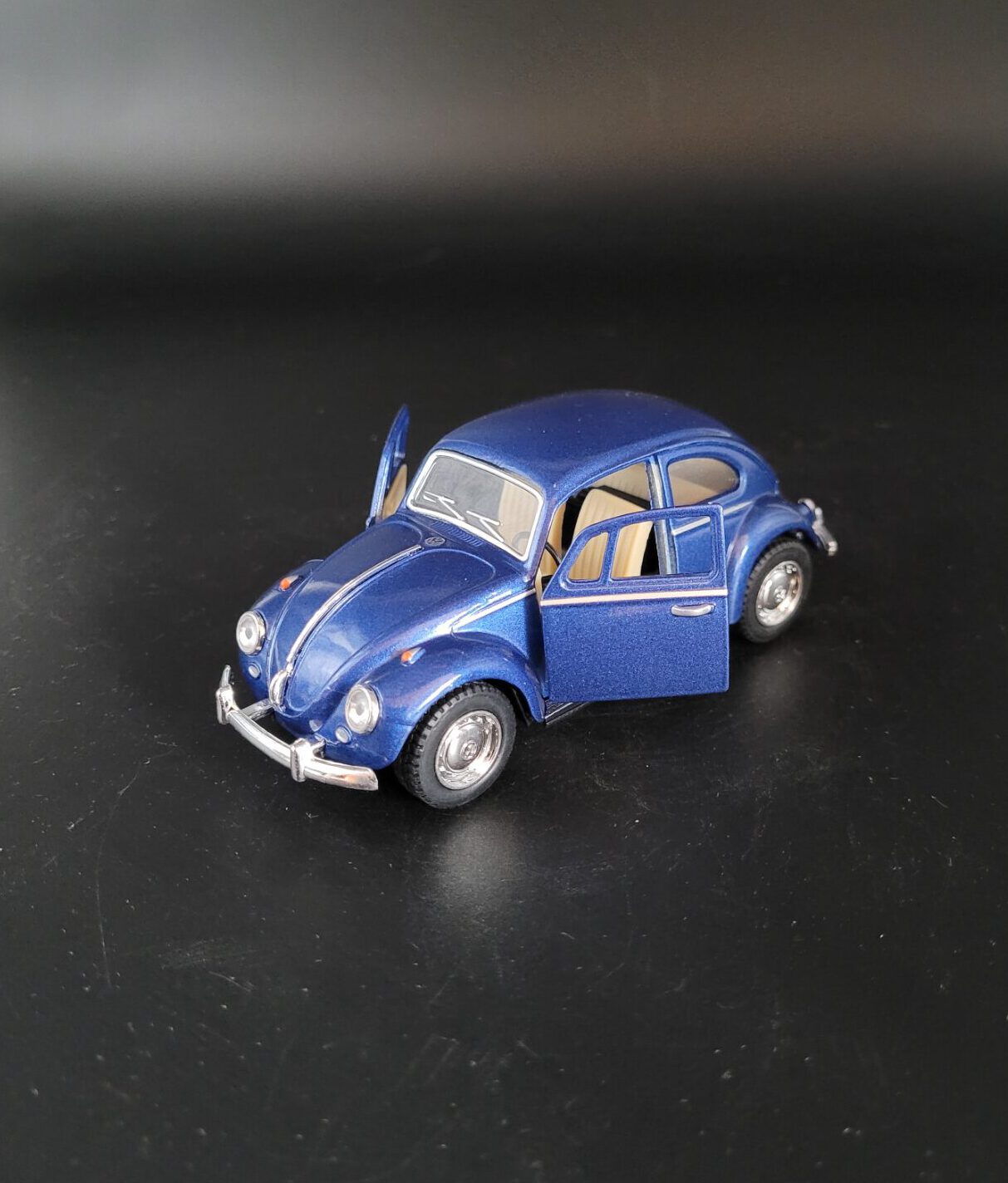 Modellauto VW Volkswagen - Classical Beetle 1967 - graublau (aus Metall mit Friktionsmotor) 1:32