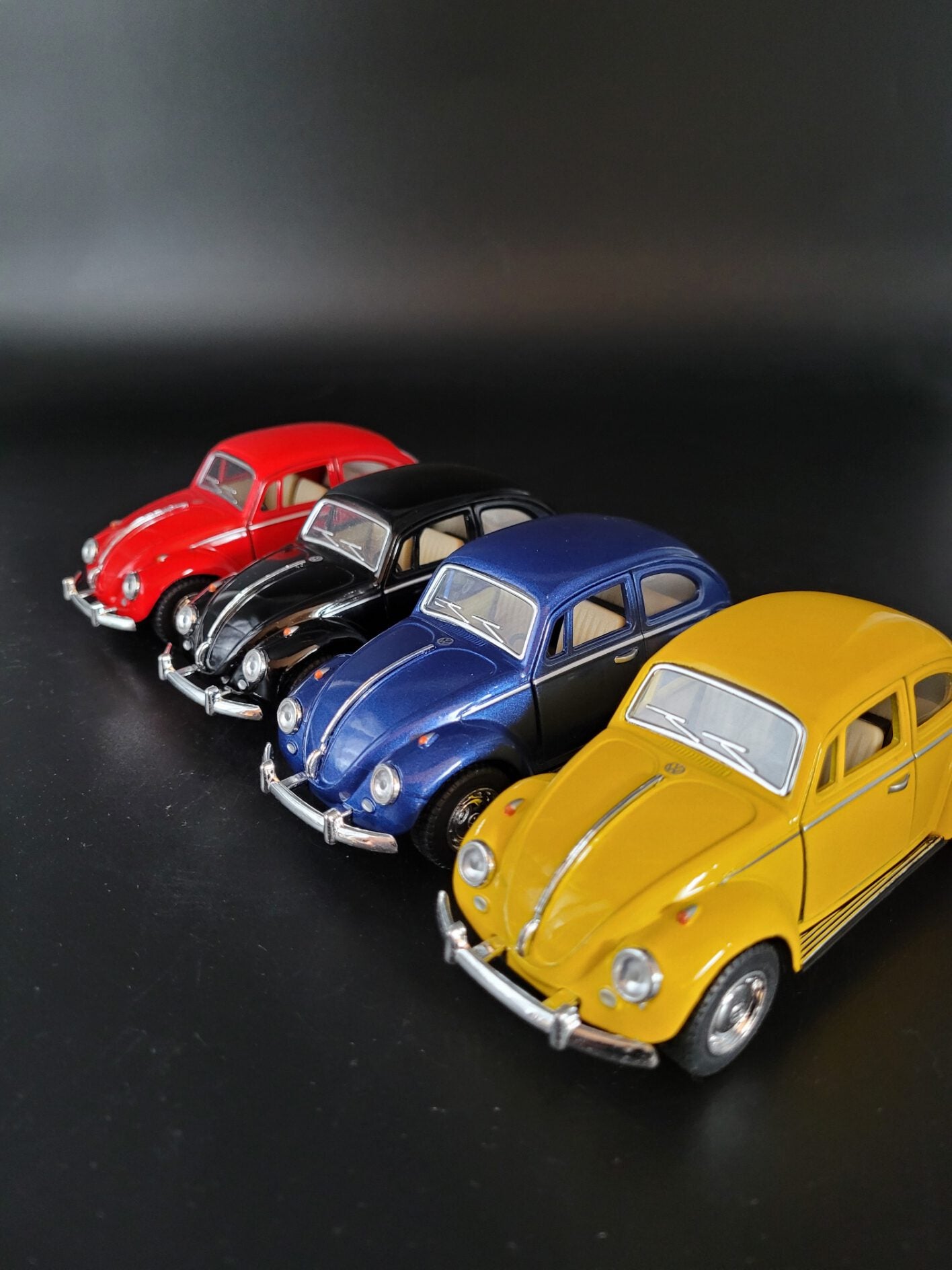 Modellauto VW Volkswagen - Classical Beetle 1967 - rot (aus Metall mit Friktionsmotor) 1:32