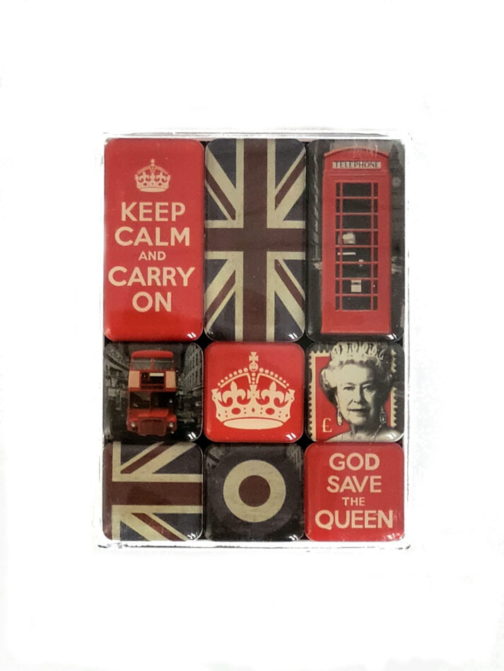 Magnet-Set „Keep Calm and Carry On – God Save the Queen“ mit neun unterschiedlich großen Kraftmagneten im britischen Retro-Stil. Die Motive zeigen klassische Sprüche wie „Keep Calm and Carry On“ sowie royale Symbole und Union-Jack-Designs. Verpackt in einer transparenten Geschenkbox mit thematisch gestalteter Rückseite. Ideal für Kühlschrank, Magnetwand oder als humorvolles Mitbringsel.