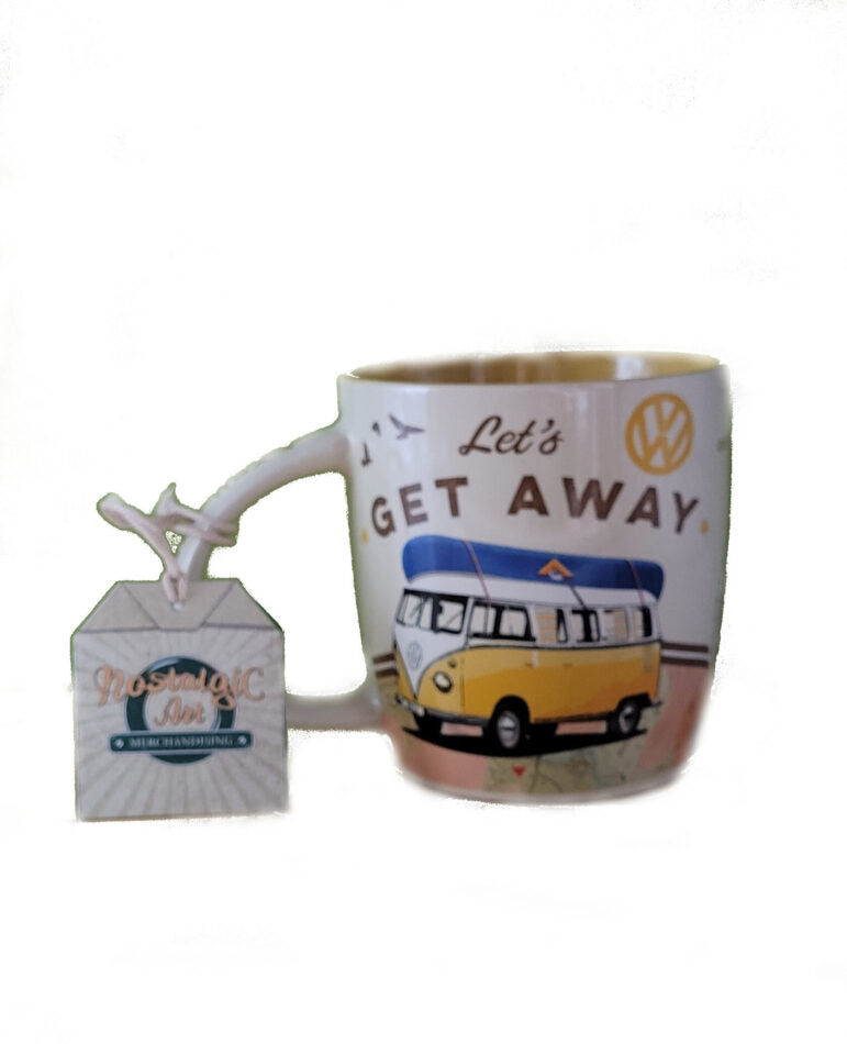 „Keramiktasse mit rundumlaufendem Motiv eines türkisfarbenen VW T1 Bulli vor einem stilisierten Hintergrund mit Palmen und Sonnenstrahlen. Die Tasse hat eine farblich abgestimmte Innenfläche, eine sanft abgerundete Form und einen stabilen Henkel. Das Design erinnert an Retro-Reisen und vermittelt ein Gefühl von Freiheit und Nostalgie.“