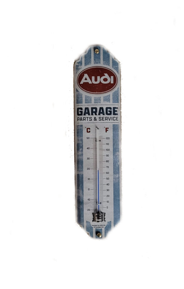 Nostalgisches Wandthermometer mit Audi-Garagenmotiv; gefertigt aus extra starkem Stahlblech, Maße ca. 6,5 × 28 cm, Gewicht 63 g; Anzeige in Celsius und Fahrenheit über farbige alkoholische Flüssigkeit im Glastubus; dekoratives Retro-Design, geeignet für Innenräume, mit vorgebohrten Löchern zur Wandbefestigung; hergestellt von Nostalgic Art in Deutschland