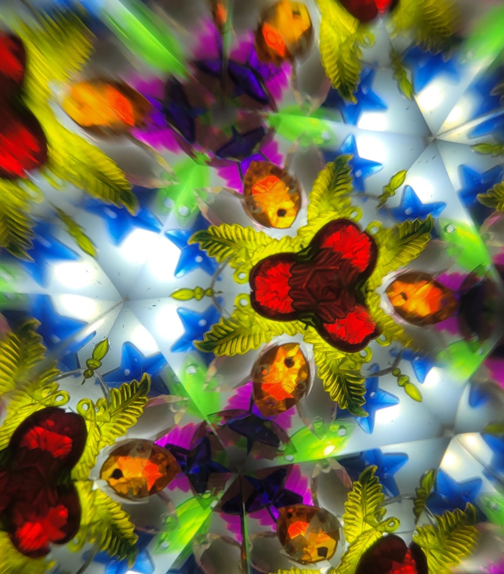 Kaleidoskop "zauberhaft" außen mit dem Märchenmotiv Frau Holle verziert