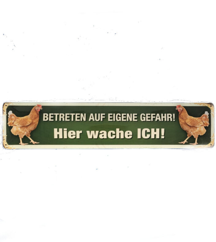 Blechschild in Form eines Straßenschildes mit der Aufschrift in weiß betreten auf eigene gefahr hier wache ich - es ist je ein huhn links und rechts zu sehen - Hintergrund gruen mit 4 vorgestanzten löchern zur Aufhängung