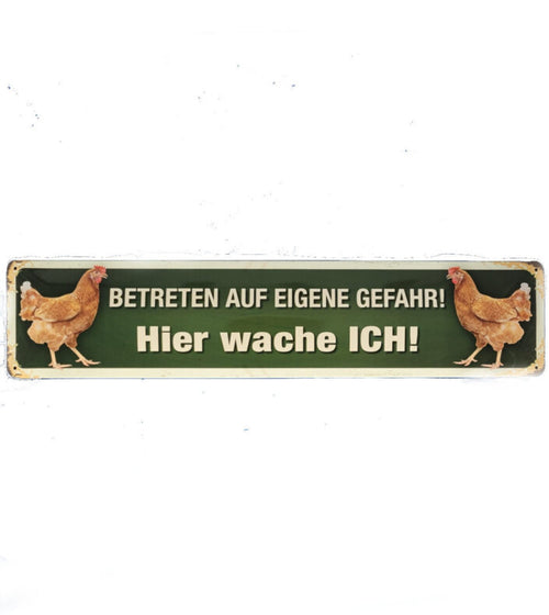Blechschild in Form eines Straßenschildes mit der Aufschrift in weiß betreten auf eigene gefahr hier wache ich - es ist je ein huhn links und rechts zu sehen - Hintergrund gruen mit 4 vorgestanzten löchern zur Aufhängung