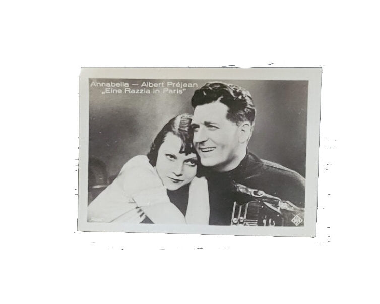 Sammelbild aus der Filmserie 4, Bild Nr. 665: zeigt die Schauspielerin Annabella und Albert Préjean in der Szene „Eine Razzia in Paris – Un soir de rafle Manoli“; sw-Vintage-Filmbild im Kleinformat, Maße ca. 6,5 × 4,5 cm, nostalgisches Sammlerstück aus den 1930er Jahren.