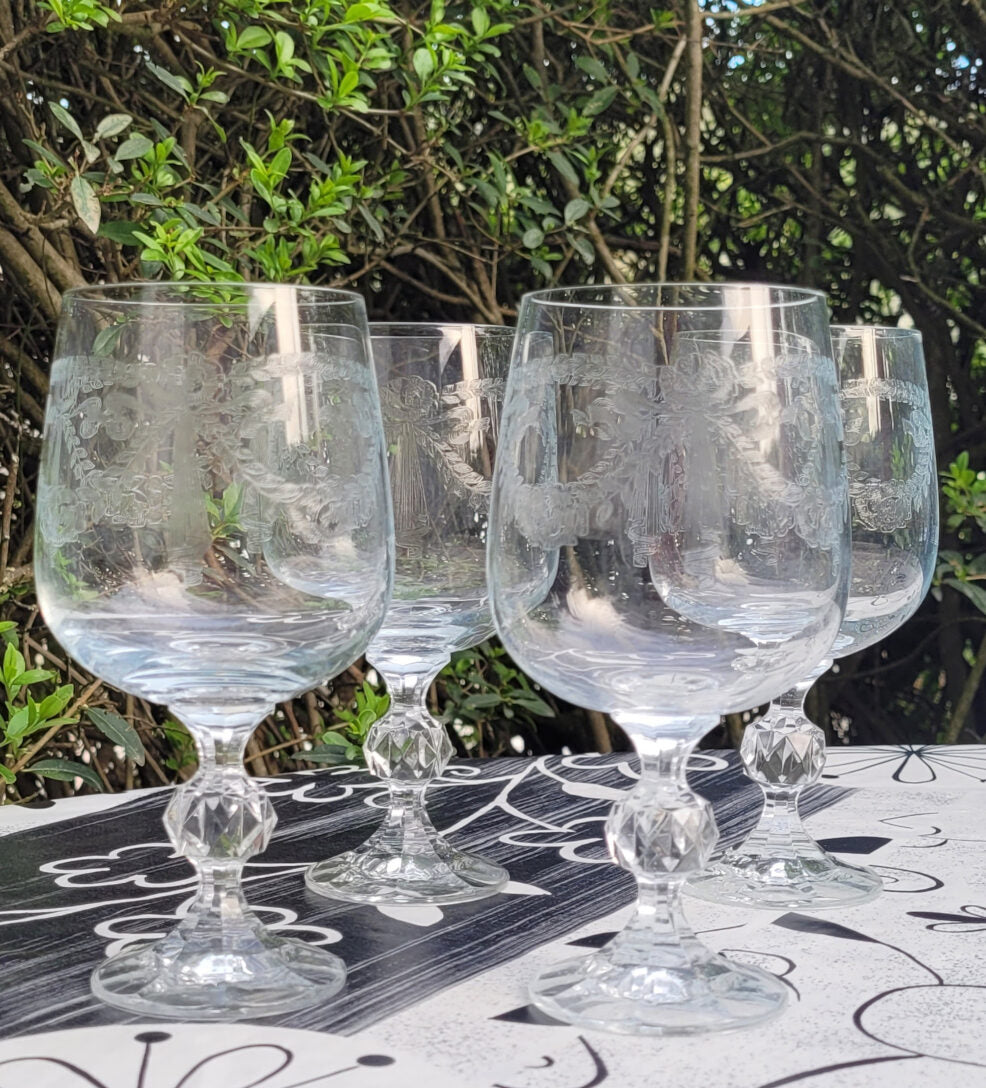 „Vier Kristall-Weingläser mit feiner Ornamentik, elegante Vintage-Gläser, ca. 17 cm hoch, guter Zustand.“