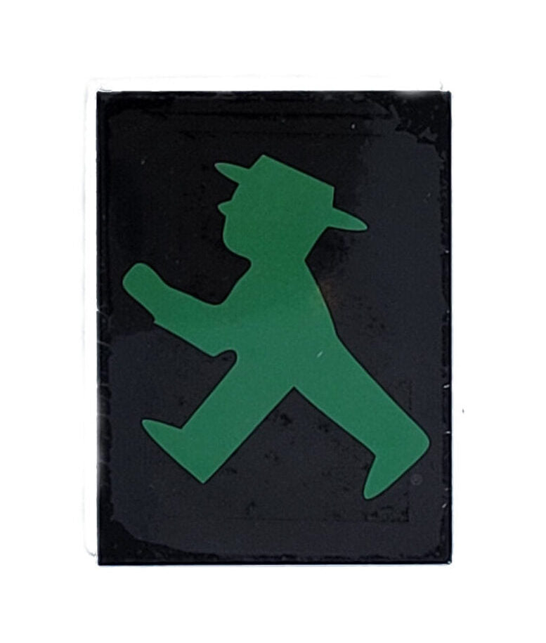 „Rechteckiger Kühlschrankmagnet ‚Ampelmännchen grün‘ von Nostalgic Art; vierfarbig bedrucktes, stabiles Blech; vollflächiger Magnet, Format ca. 6 × 8 cm; geeignet zum Befestigen mehrerer Notizzettel.“