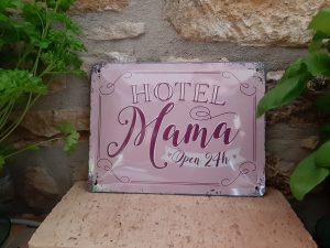 Blechschild 15 cm x 20 cm Hotel Mama - Open 24 h rosa Hintergrund auf alt gemacht umrand mit Verschnörkelungen um die Aufschrift, die in Violett gehalten ist
