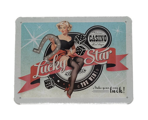 Pin-up Girl blondes Haar freundlich, sitzend, schwarzen Nylonstrümpfen,vor einem großem Jeton mit einem großen Hufeisen in in der Hand, Würfel wirbeln umher