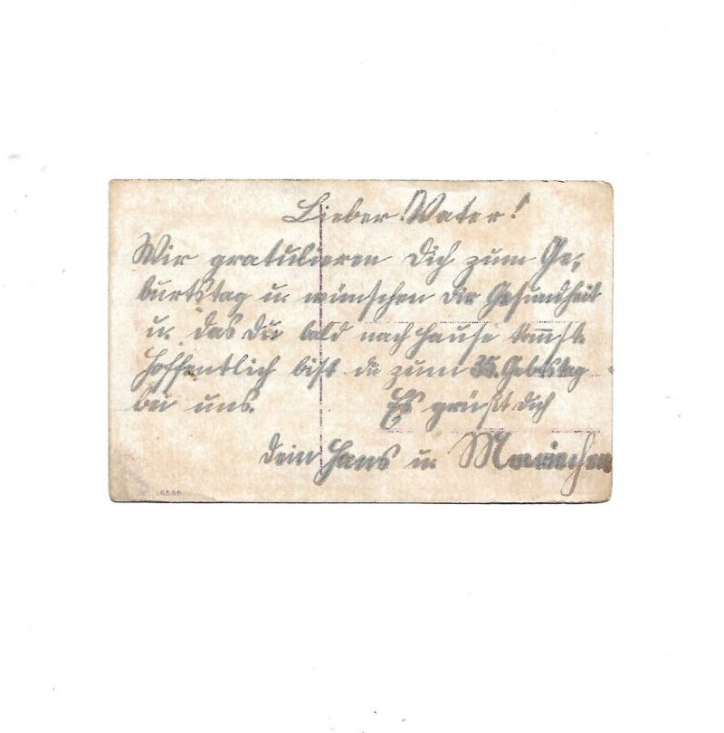 Foto Ansichtskarte Feldpost 1. WK Junge Frau mit Feldmütze und Blumen