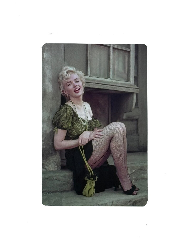 Magnet "Marilyn Monroe - Auf einer Treppenstufe sitzend"