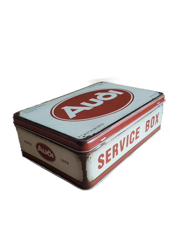 Vorratsdose im Retro-Style mit dem roten Audi-Logo in der Mitte des Scharnierdeckels Audi in weißer Farbe undLettern