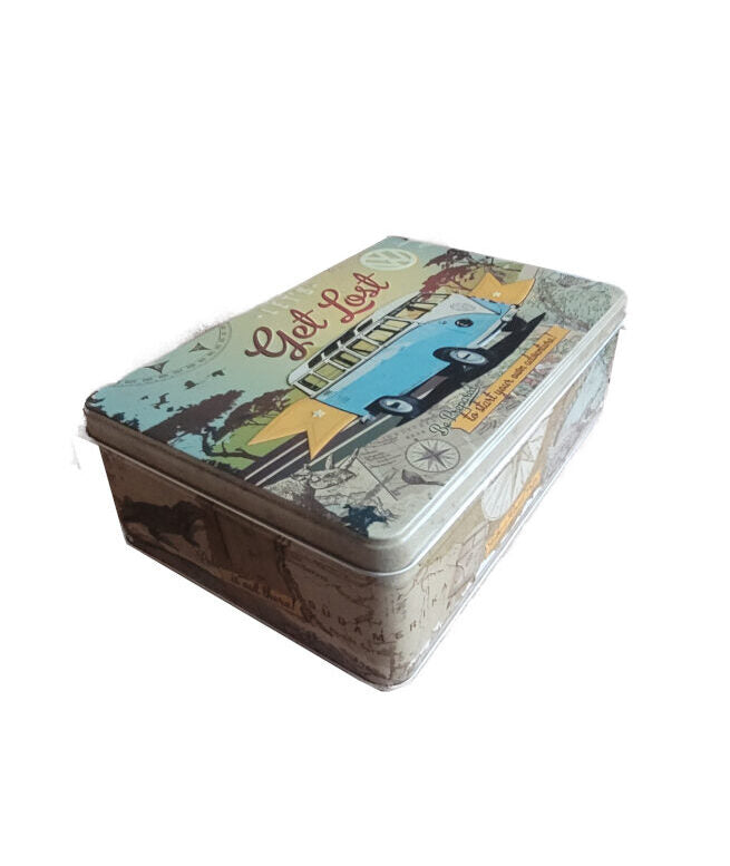 wunderschön gestaltete Vorratsdose, zu sehen sind ein blau-weißer Bulli mit Surfbrett exotische Bäume im Hintergrund, eine road map, wilde Tiere ein Kompass, be prepared to start your own adventure , take a road trip, go for it! explore your world!