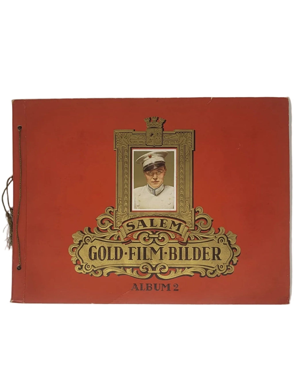 Vorderseite des roten Sammelalbums „Salem Gold-Film-Bilder Album 2“ mit prachtvollem Goldrahmen und Kordelbindung. Die aufgeschlagene Innenseite zeigt eine bunte Szene mit Greta Garbo im Film Mata Hari