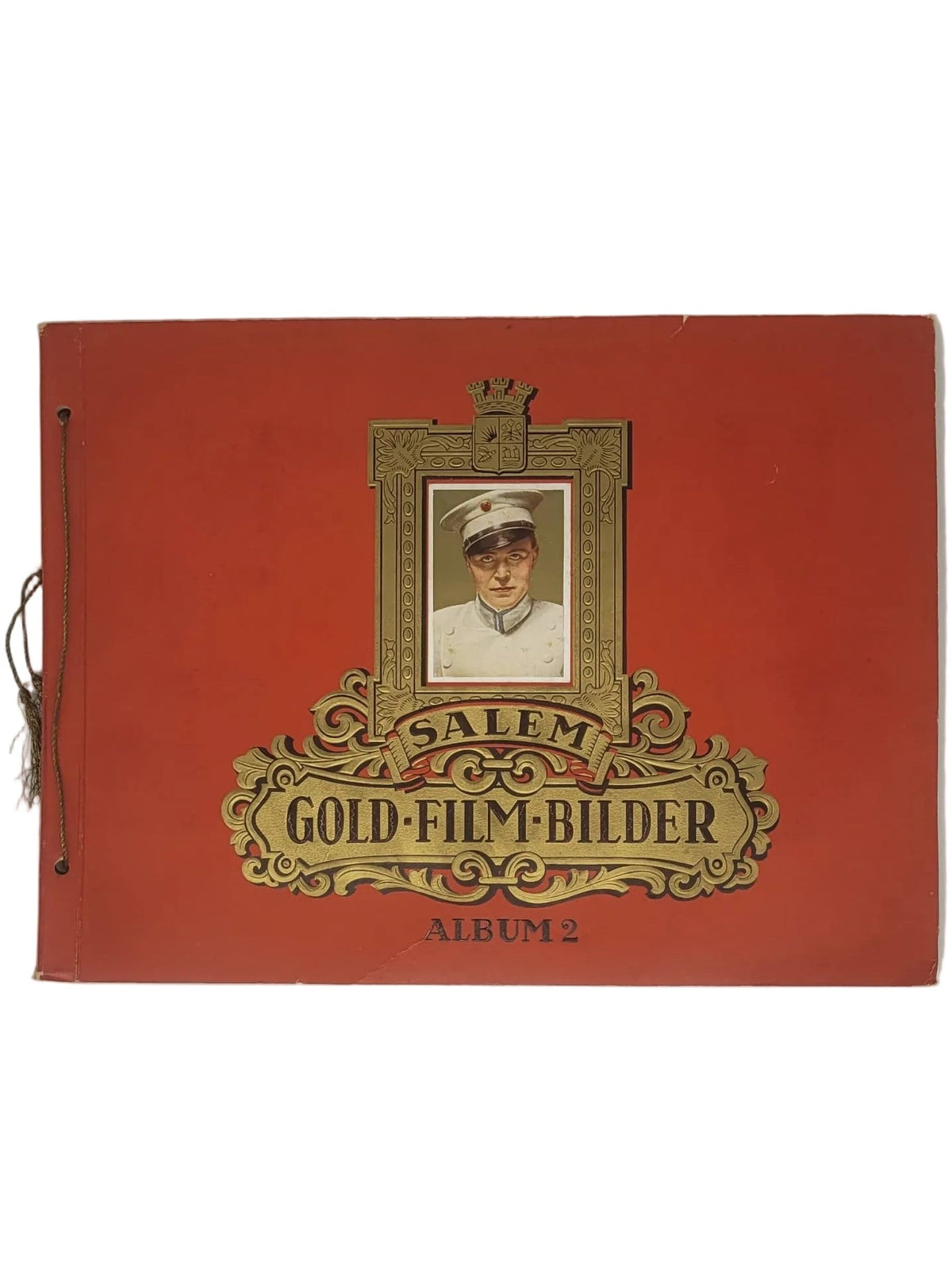 Vorderseite des roten Sammelalbums „Salem Gold-Film-Bilder Album 2“ mit prachtvollem Goldrahmen und Kordelbindung. Die aufgeschlagene Innenseite zeigt eine bunte Szene mit Greta Garbo im Film Mata Hari