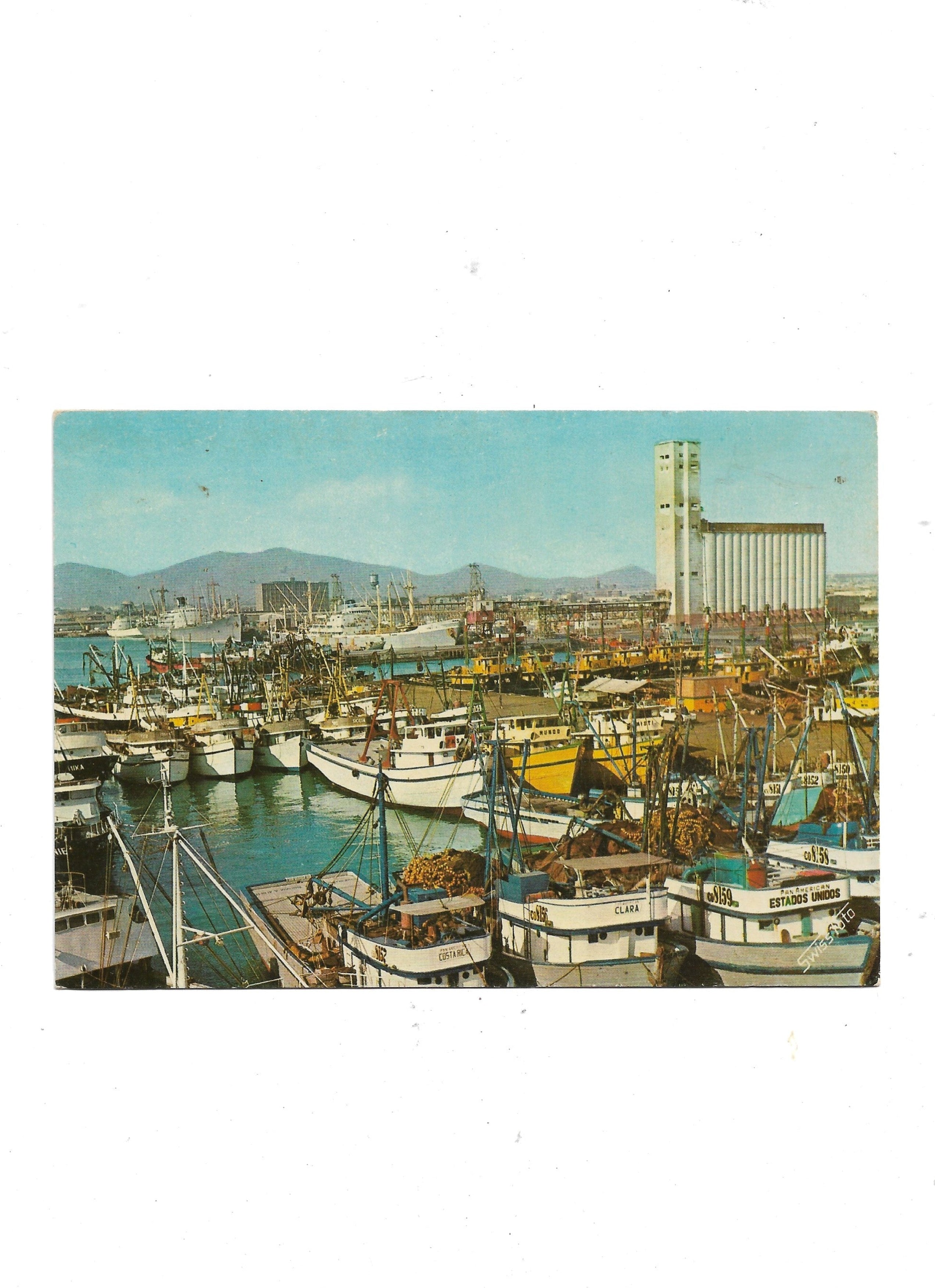 „Vintage‑Postkarte ‚Callao Peru – Fischhafen, Aufnahme von 1970‘; 9,5 × 14,5 cm, altersbedingt guter Zustand, Ecken leicht bestoßen, Rückseite leicht fleckig“