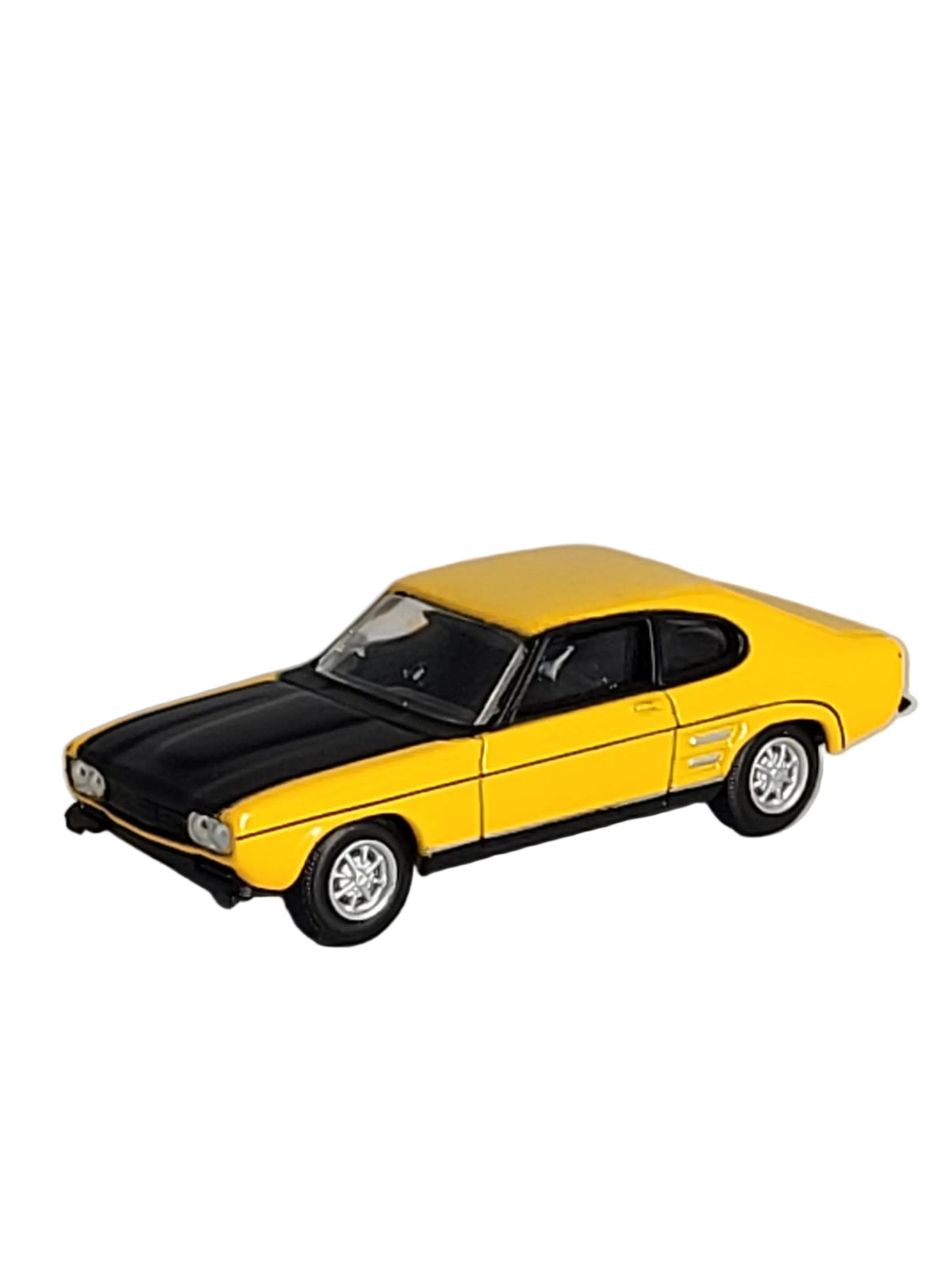 „Miniatur‑Automagnet Ford Capri RS 1979, detailgetreu handgefertigt, gelbes Metallmodell mit hochwertigem Kraftmagnet (1 cm × 0,5 cm), haftet sicher auf allen magnetischen Oberflächen.“