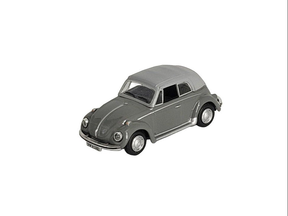„Miniatur‑Automagnet VW Käfer in Grau mit hellgrauem Soft‑Top; detailgetreues Metallmodell, vormontiert; ca. 4,5–6 cm groß; mit starkem Kraftmagnet für magnetische Oberflächen.“