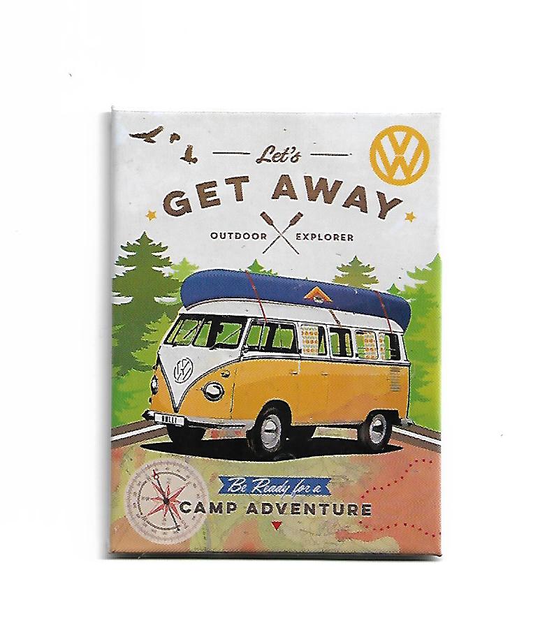 „Rechteckiger Kühlschrankmagnet mit farbigem VW T1 Bulli-Motiv. Der Bulli ist in Retro-Optik dargestellt, gelb, mit weißem Dach, runden Scheinwerfern und dem klassischen VW-Logo. Der Hintergrund zeigt stilisierte Elemente wie Palmen, Surfbrett oder Schriftzüge wie ‚Let’s Get Away‘. Die Oberfläche ist glänzend, die Rückseite magnetisch und flach.“