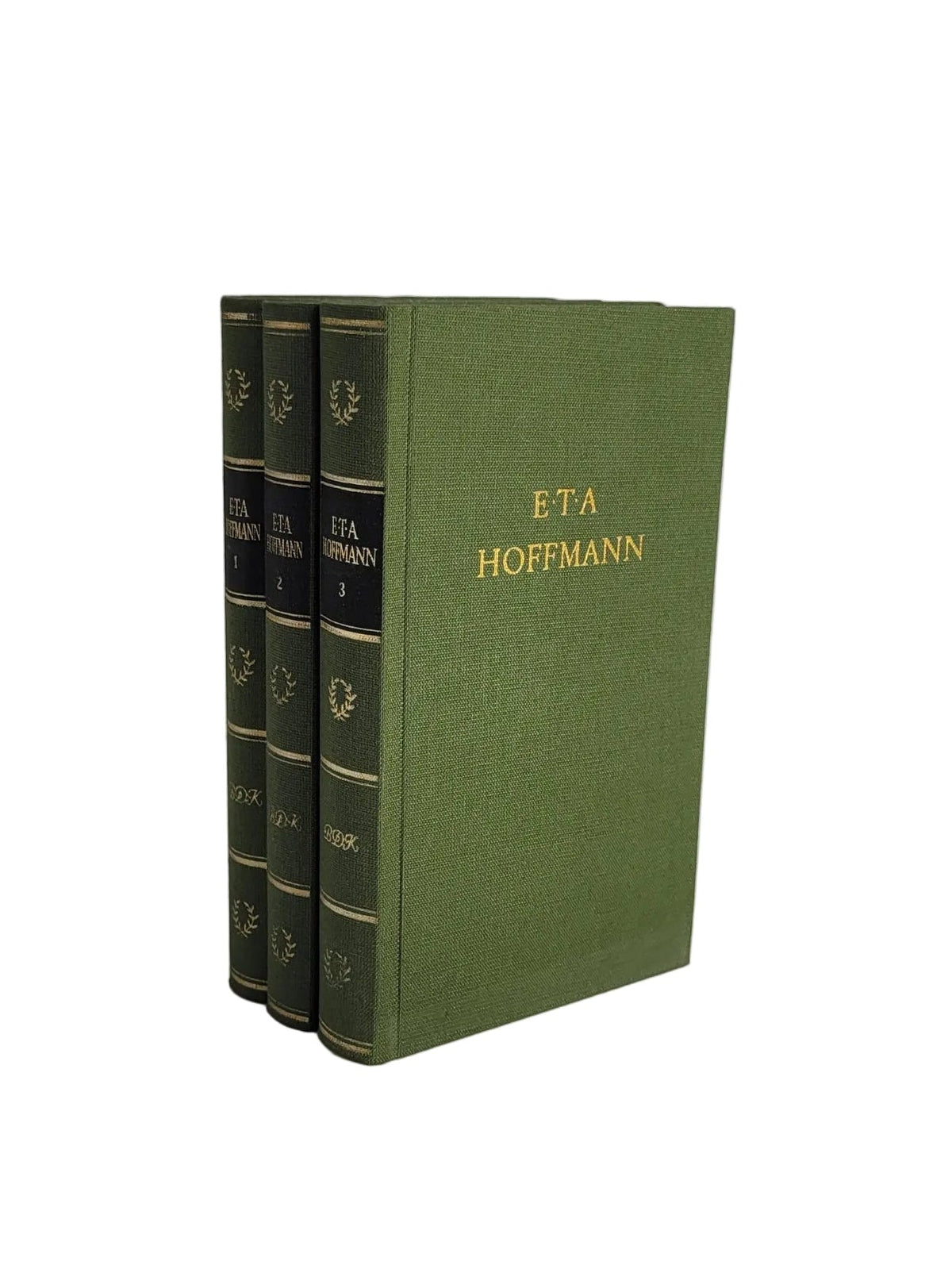 Dreibändige grün-goldene Leinen-Gefahr-Ausgabe „E. T. A. Hoffmanns Werke in drei Bänden“ aus dem Aufbau-Verlag auf weißem Hintergrund.