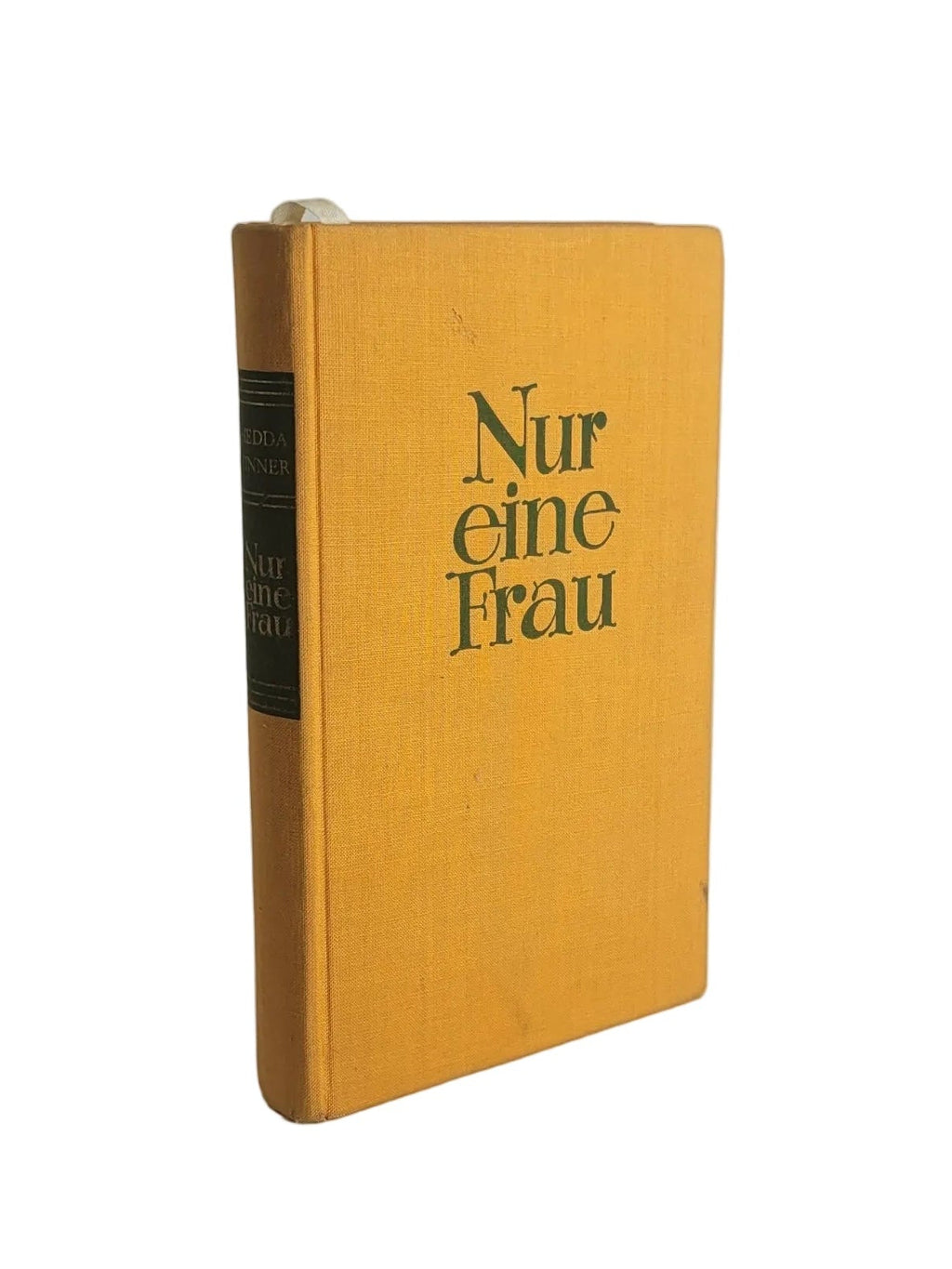 Gelber Ganzleinen-Bucheinband von Hedda Zinners Roman „Nur eine Frau“ aus dem Henschelverlag Berlin mit schwarzer Aufschrift.