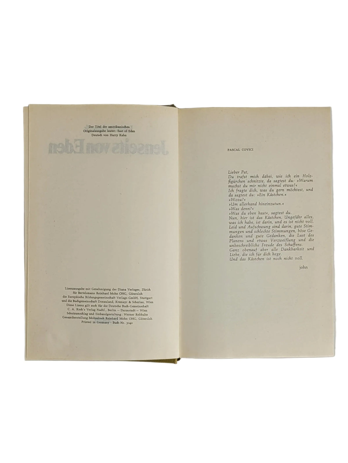 Geöffnete Buchseite mit dem gedruckten Widmungsbrief von John Steinbeck an seinen Lektor Pascal Covici und Lizenzangaben des Bertelsmann Verlags.