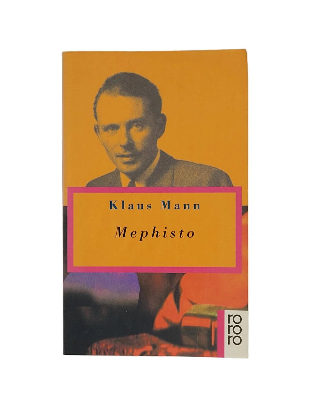 Gelb-orangefarbenes rororo-Taschenbuch-Cover von Klaus Manns „Mephisto“ mit dem Schwarz-Weiß-Porträt des Autors und rosa Rahmen um den Titel.