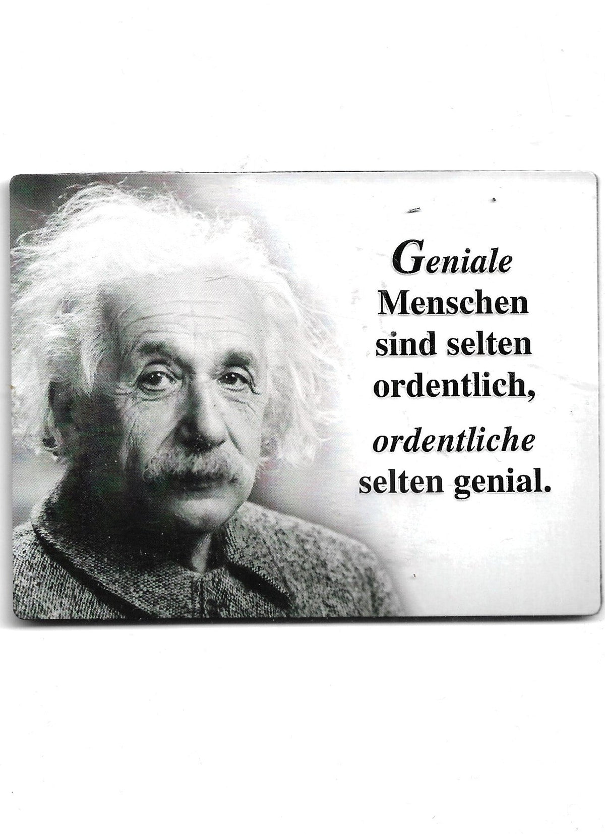 Großer rechteckiger XL-Kühlschrankmagnet in Schwarz-Weiß mit einem Porträt von Albert Einstein und dem Spruch "Geniale Menschen sind selten ordentlich, ordentliche selten genial."