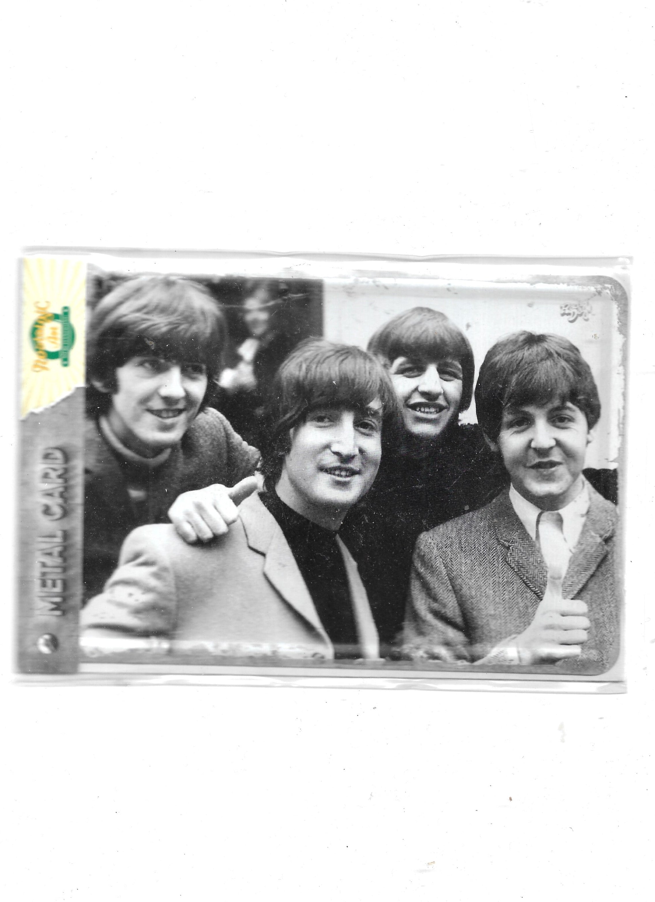 „Nostalgische Blechpostkarte ‚Beatles – The Fab4 – Abbey Road‘, 14 × 9 cm, gewölbt und randgeprägt, aus Metall mit Papierbeschichtung. Retro‑Motiv der Beatles a“