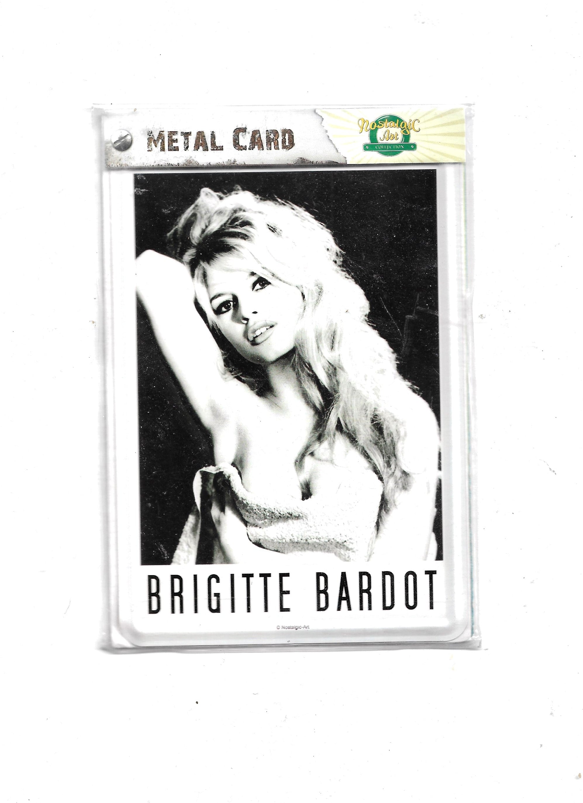 „Nostalgische Blechpostkarte ‚Brigitte Bardot‘, gewölbt und randgeprägt, aus Metall mit Papierbeschichtung, 0,04 kg. Retro‑Motiv der Filmikone Brigitte Bardot im Vintage‑Design.“