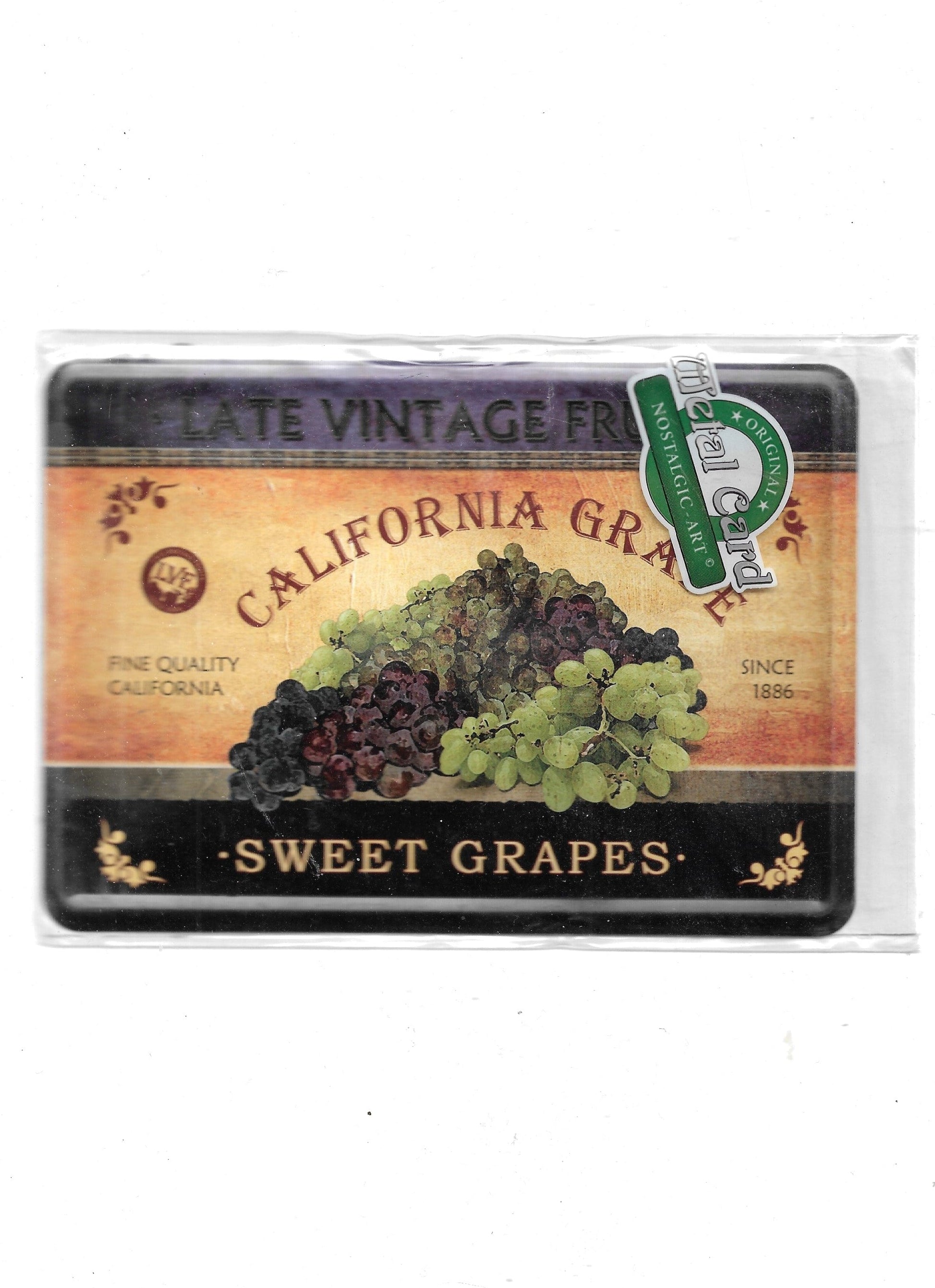 „Gewölbte und randgeprägte Blechpostkarte California Grape von Nostalgic Art, 10 × 14 cm, papierbeschichtete Rückseite.“