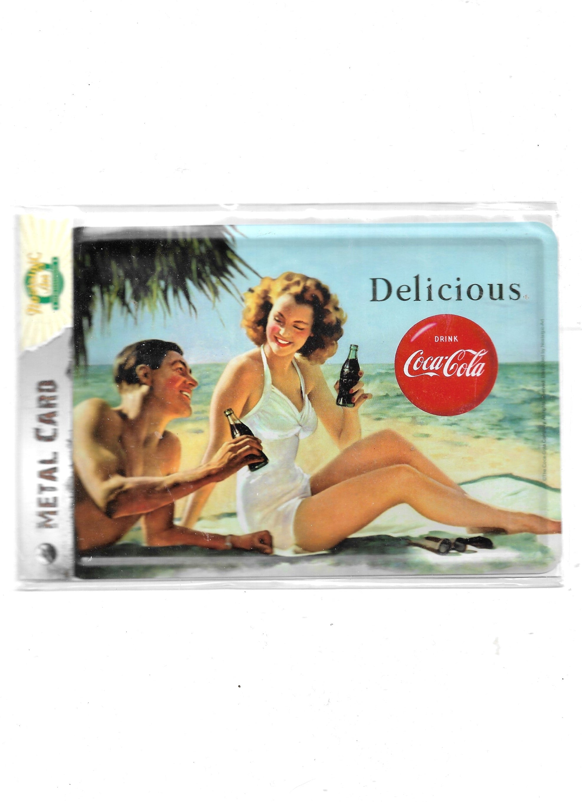 „Gewölbte und randgeprägte Blechpostkarte Coca Cola Beach von Nostalgic Art, 10 × 14 cm, papierbeschichtete Rückseite.“