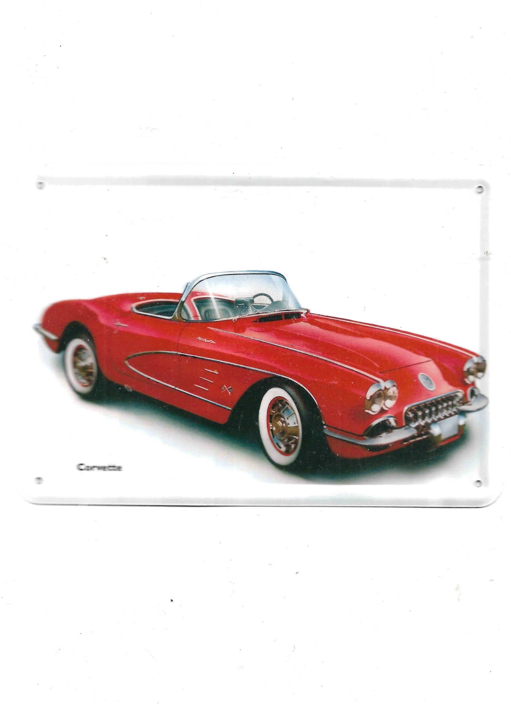 „Gewölbte und randgeprägte Blechpostkarte Corvette rot, 14,5 × 10 cm, papierbeschichtete Rückseite.“