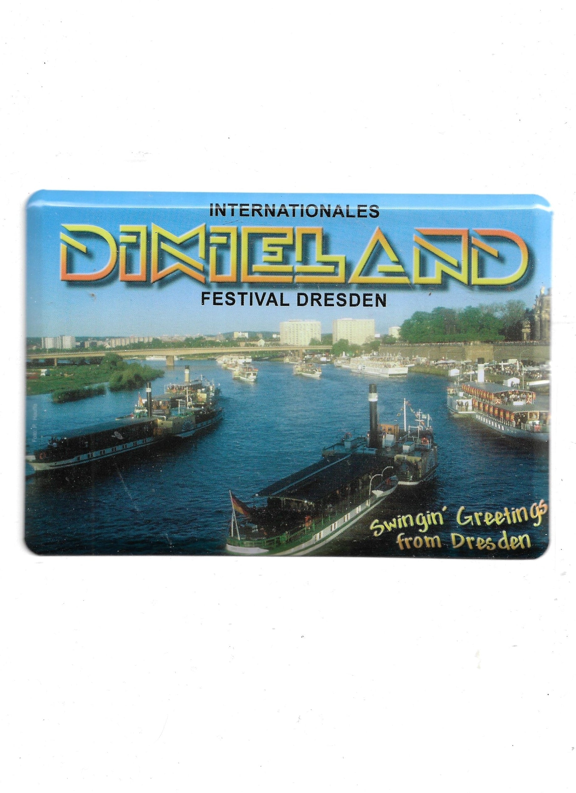 „Gewölbte und randgeprägte Blechpostkarte Dixieland – Festival Dresden, 14 × 9 cm, papierbeschichtete Rückseite.“