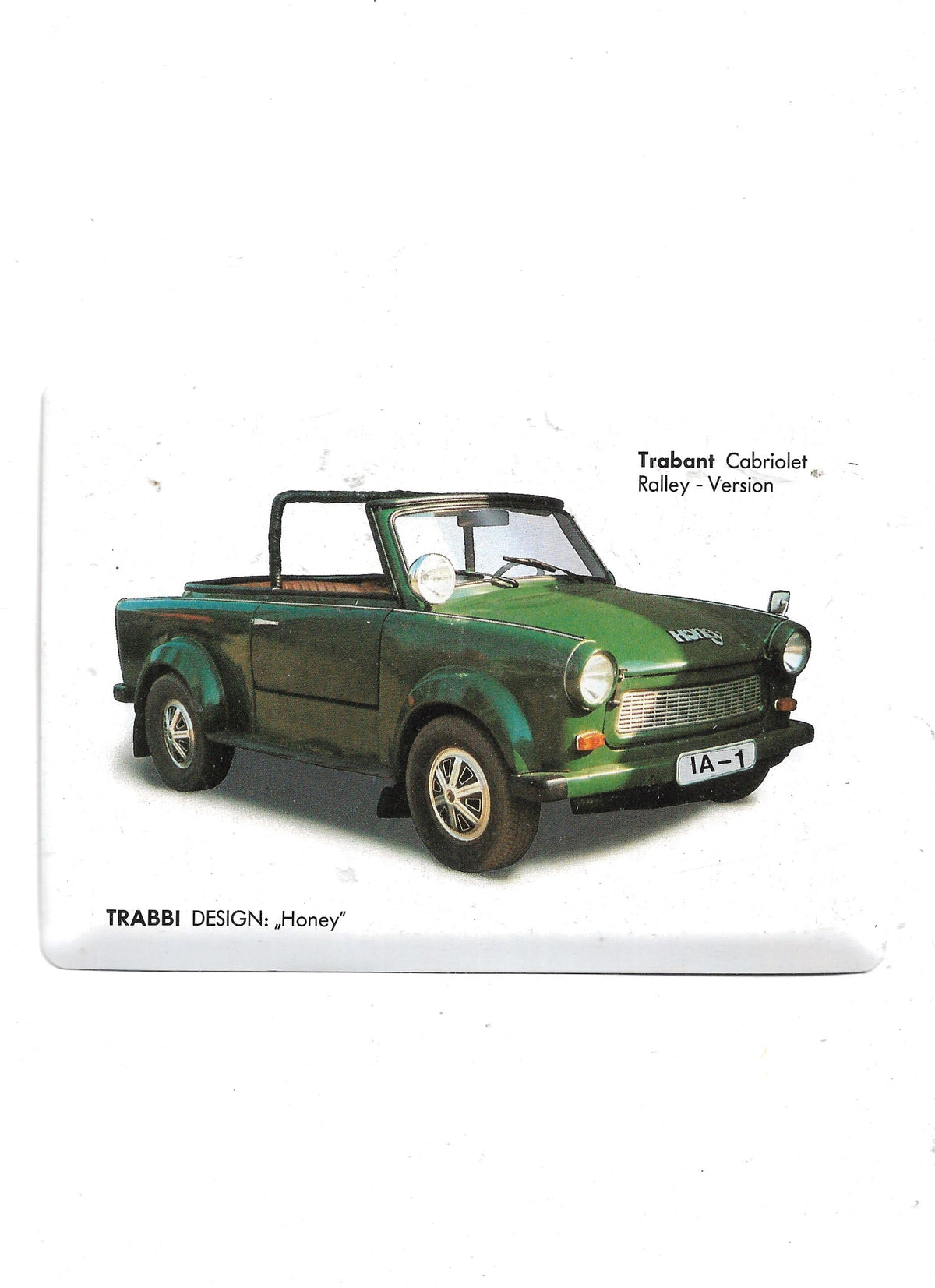 Nostalgische Blechpostkarte im Querformat mit einem grünen Trabant Cabriolet in Ralley-Ausführung. Aufgedruckt sind die Schriftzüge "Trabant Cabriolet Ralley - Version" und "TRABBI DESIGN: Honey".