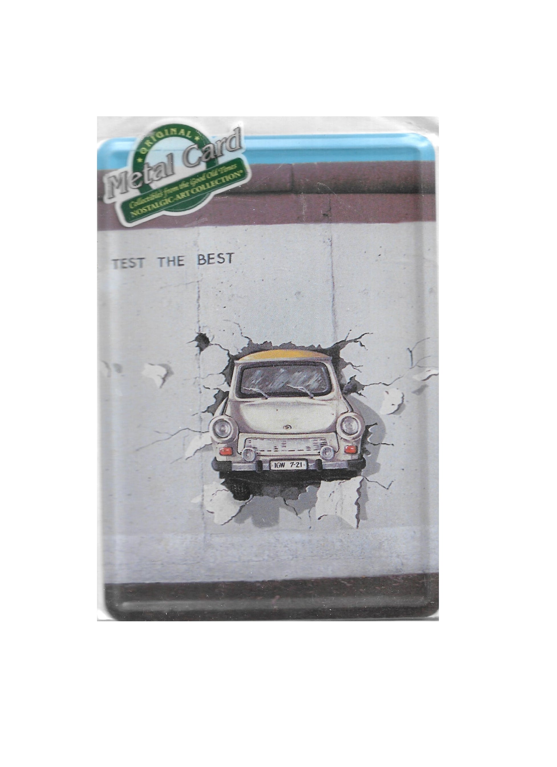 „Blechpostkarte Trabant – Test the Best, gewölbt und randgeprägt, Vintage‑Metallpostkarte mit Aufhänger und Kuvert“
