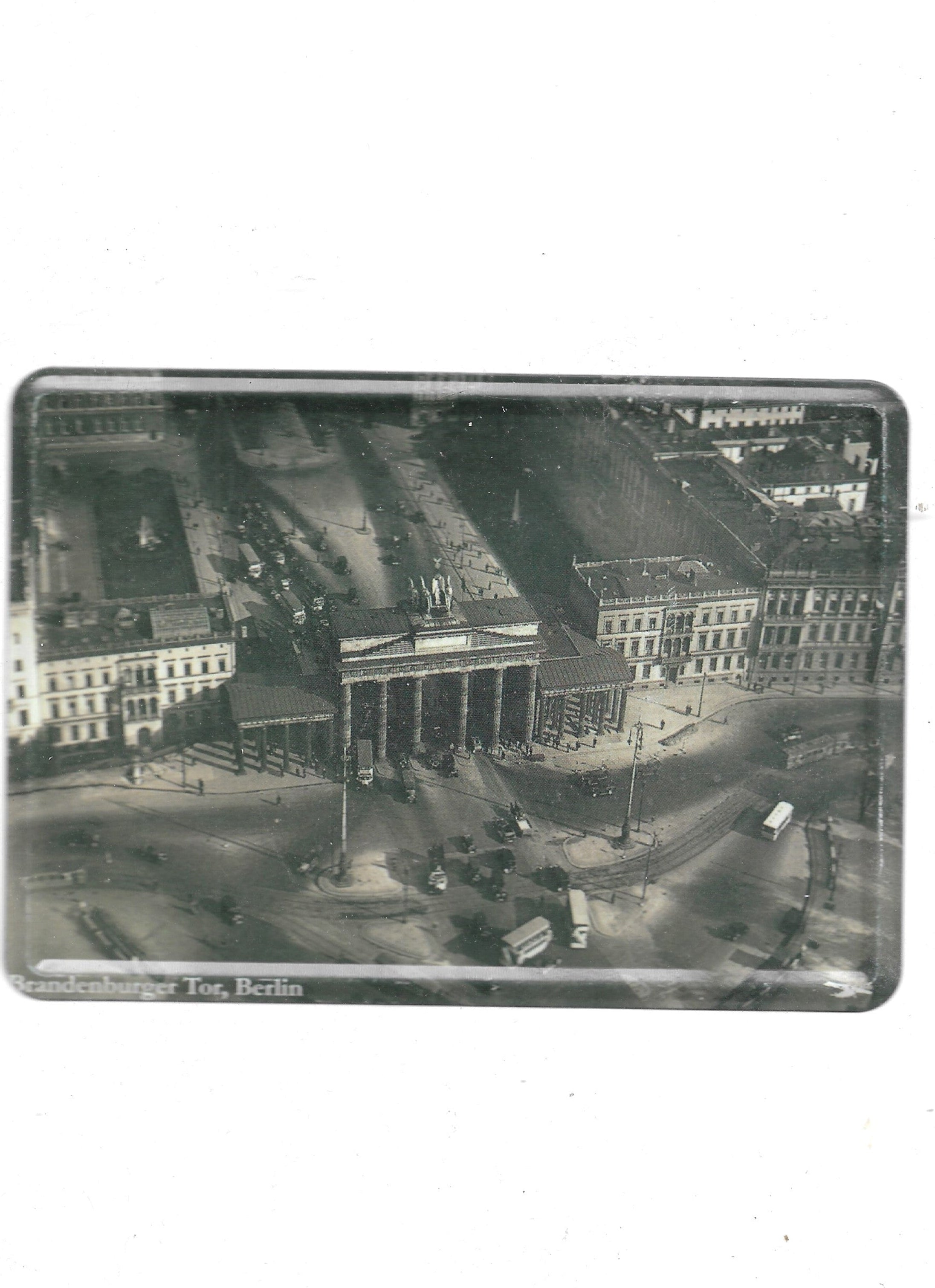 „Nostalgische Blechpostkarte ‚Berlin – Brandenburger Tor‘, 8 × 11 cm, gewölbt und randgeprägt, aus Metall mit Papierbeschichtung, 35 g schwer. Historisches Berlin‑Motiv des Brandenburger Tors im Vintage‑Design.“