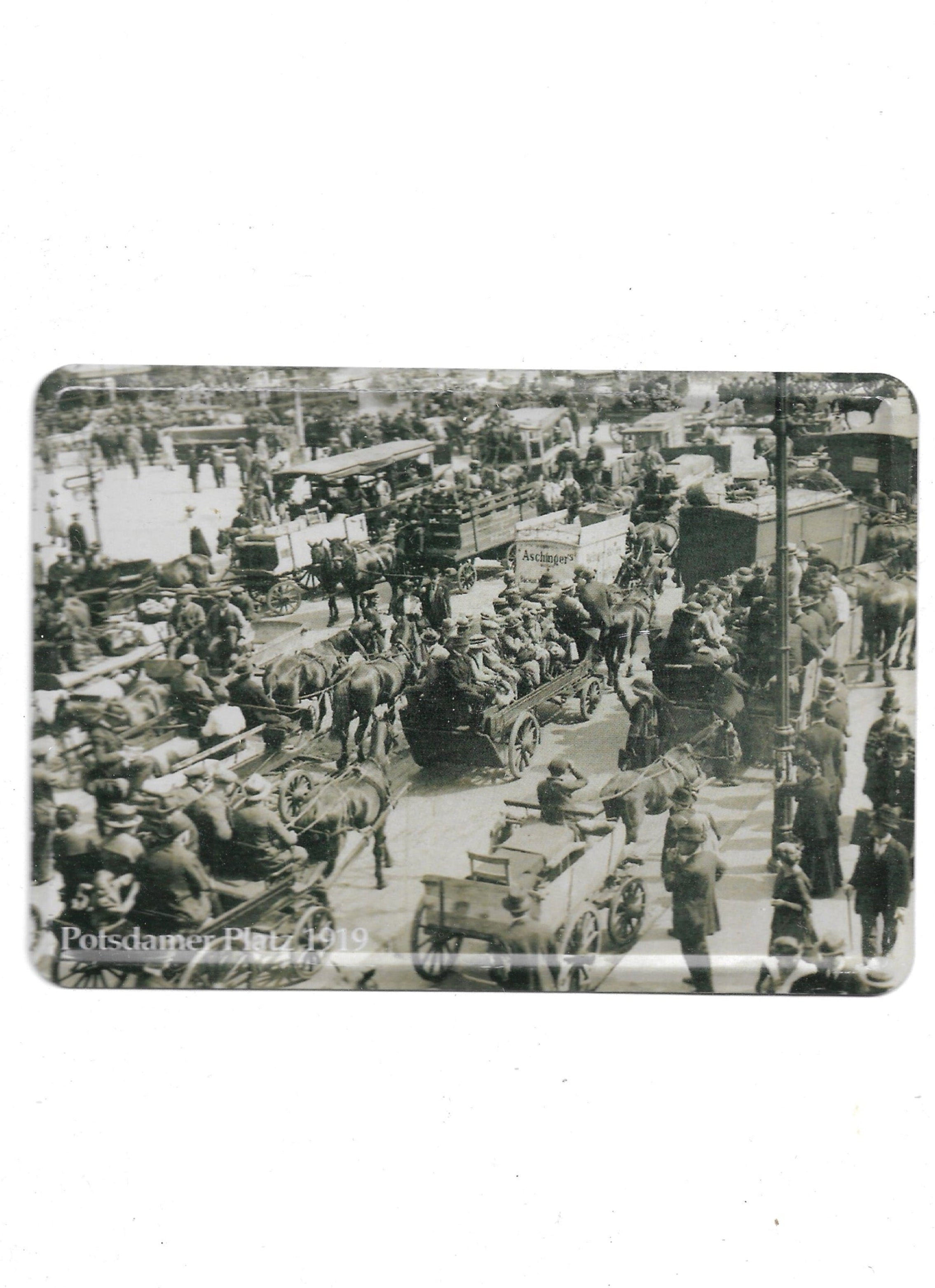 „Nostalgische Blechpostkarte ‚Berlin Potsdamer Platz 1919‘, 10 × 14 cm, gewölbt und randgeprägt, aus Metall mit Papierbeschichtung. Historisches Berlin‑Motiv im Vintage‑Design.“