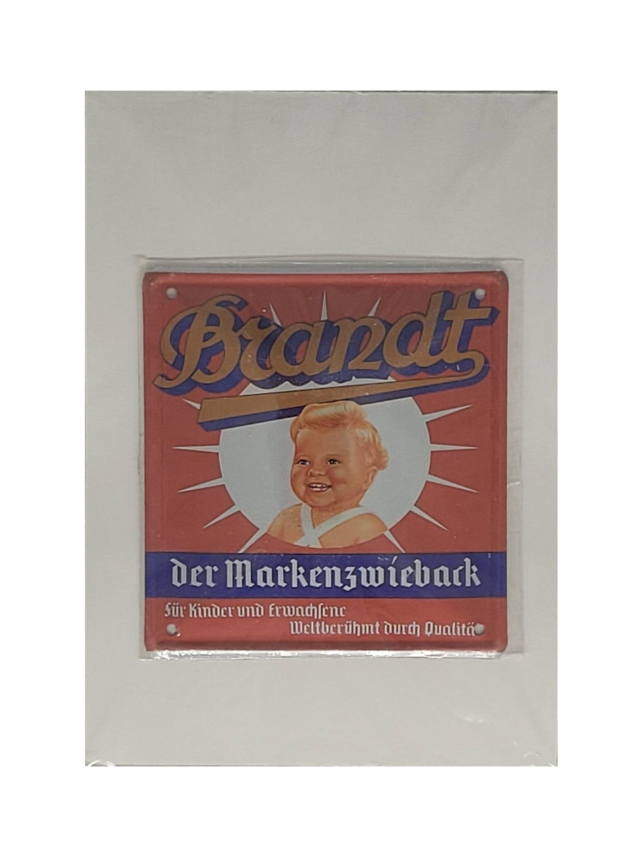 „Nostalgische Blechpostkarte ‚Brandt Zwieback Junge‘, 8 × 8,5 cm, gewölbt und randgeprägt, aus Metall mit Papierbeschichtung, 32 g schwer. Retro‑Motiv des Brandt‑Zwieback‑Jungen im Vintage‑Design.“