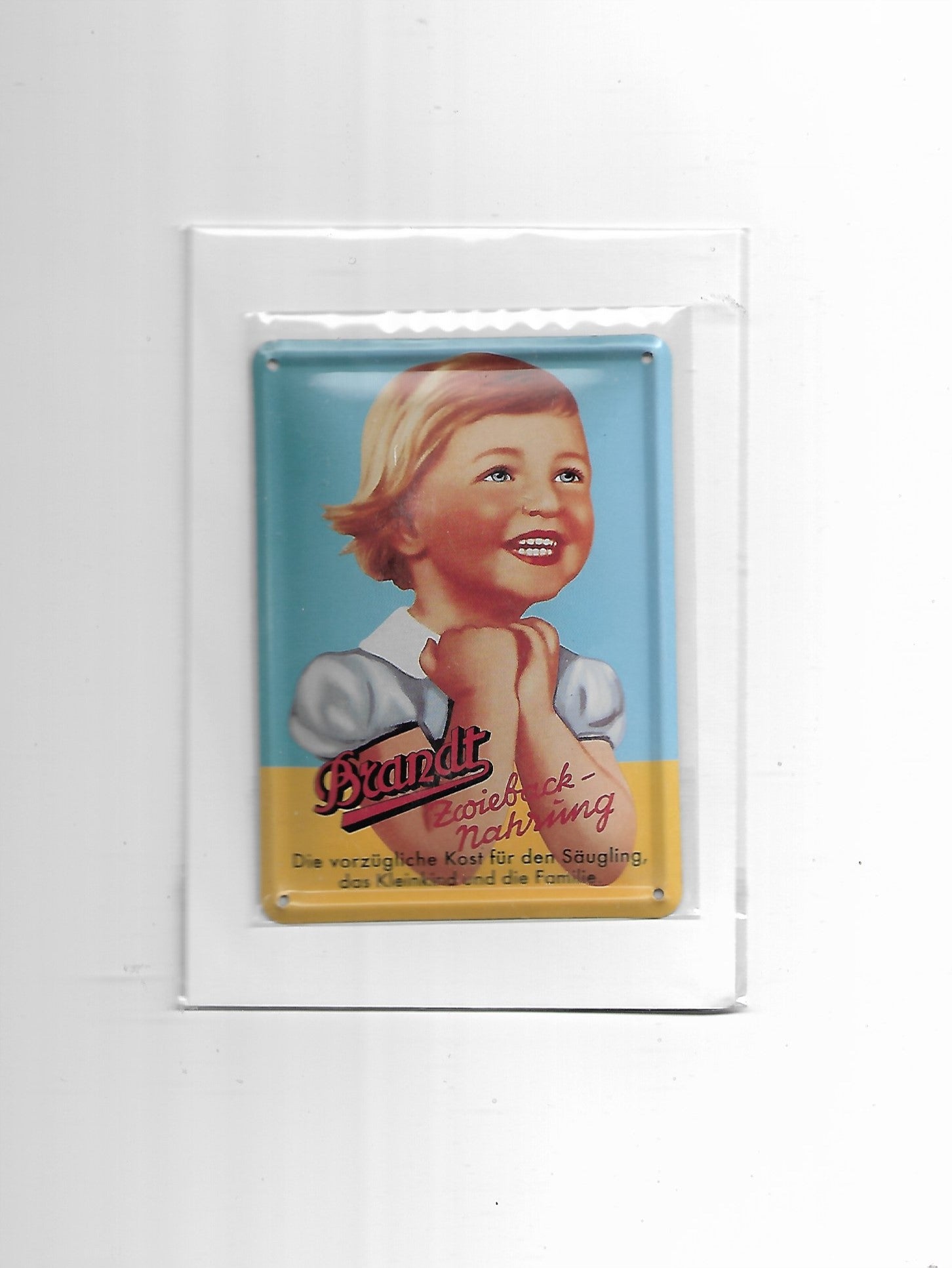 „Nostalgische Blechpostkarte ‚Brandt Zwieback Kind‘, 8 × 11 cm, gewölbt und randgeprägt, aus Metall mit Papierbeschichtung, 32 g schwer. Retro‑Motiv des Brandt‑Zwieback‑Mädchens im Vintage‑Design.“