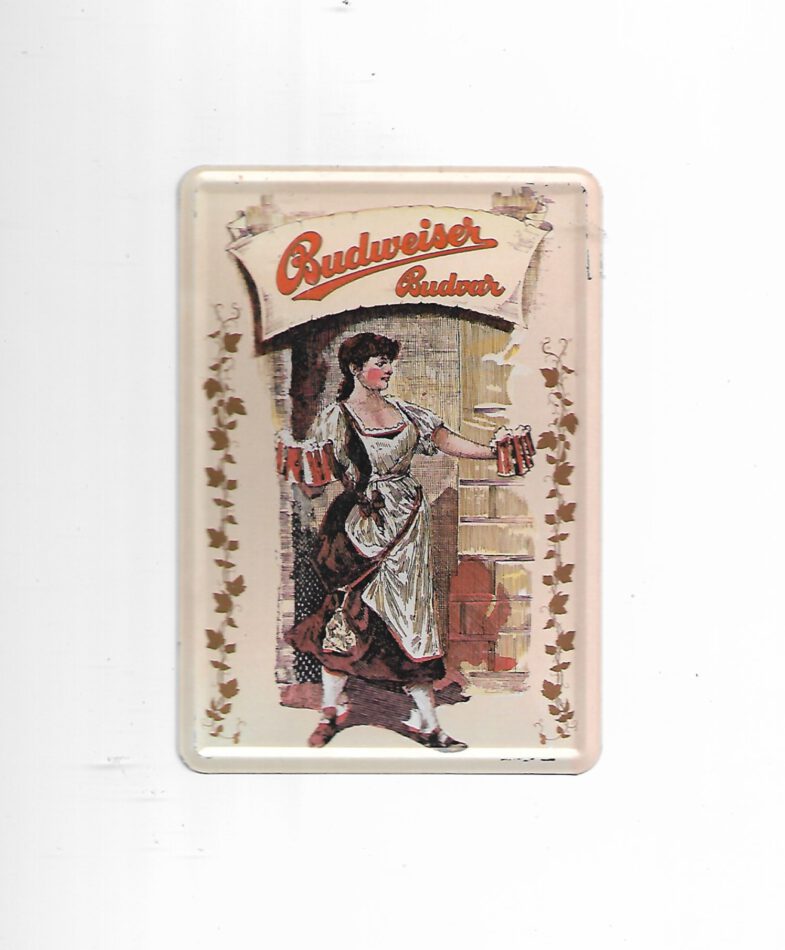 „Nostalgische Blechpostkarte ‚Budweiser Budvar‘, 8 × 11 cm, gewölbt und randgeprägt, aus Metall mit Papierbeschichtung, 38 g. Retro‑Bierwerbung der Marke Budweiser Budvar im Vintage‑Design, gebrauchter guter Zustand.“