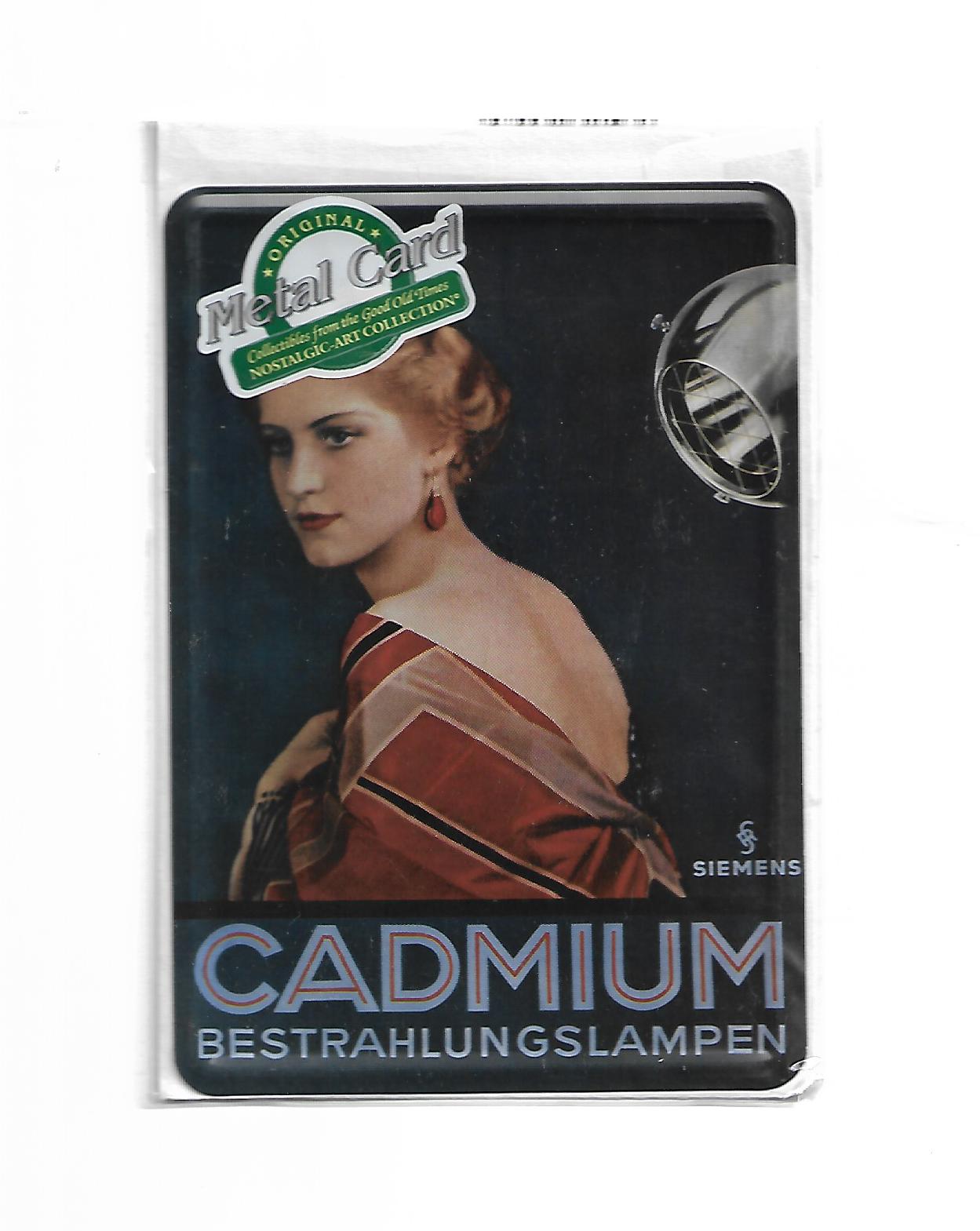 „Blechpostkarte Cadmium Bestrahlungslampen von Nostalgic Art, gewölbt und randgeprägt, 10 × 14 cm, Rückseite papierbeschichtet und als normale Postkarte nutzbar.“