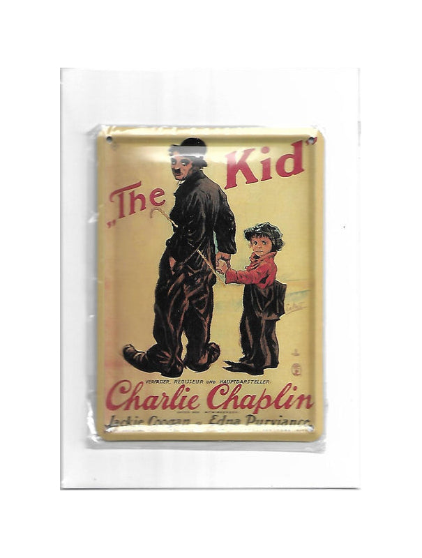 „Gewölbte und randgeprägte Blechpostkarte Charlie Chaplin – The Kid, 11 × 8 cm, papierbeschichtete Rückseite.“