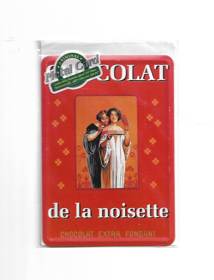 „Gewölbte und randgeprägte Blechpostkarte Chocolat de la noisette von Nostalgic Art, 8 × 11 cm, papierbeschichtete Rückseite.“