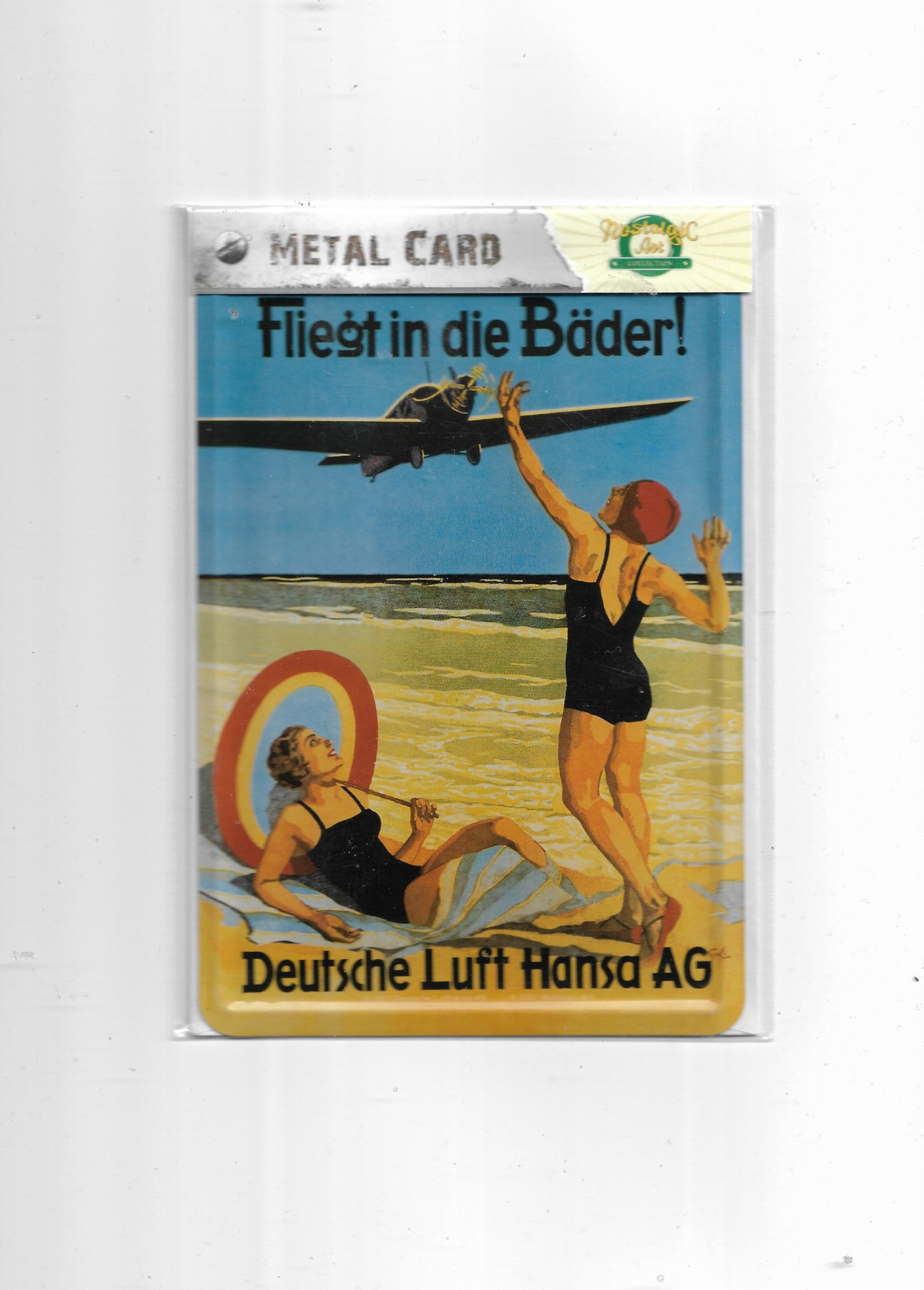 „Gewölbte und randgeprägte Blechpostkarte Deutsche Luft Hansa AG – fliegt in die Bäder!, 10 × 14 cm, papierbeschichtete Rückseite.