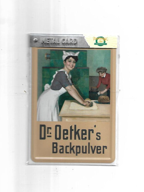 Blechpostkarte 10 x 14 cm gewölbt und randgeprägt Papierbeschichtung Rückseite Die Rückseite der Karte ist mit Papier beschichtet, kann als normale Postkarte verwendet werden. Geeignet als Grußkarte, als Dekoration, mit Kuvert das Bild zeigt eine Frau die Teig ausrollt Kleidung besteht aus Schürze und einer Haube nostalgisches Motiv